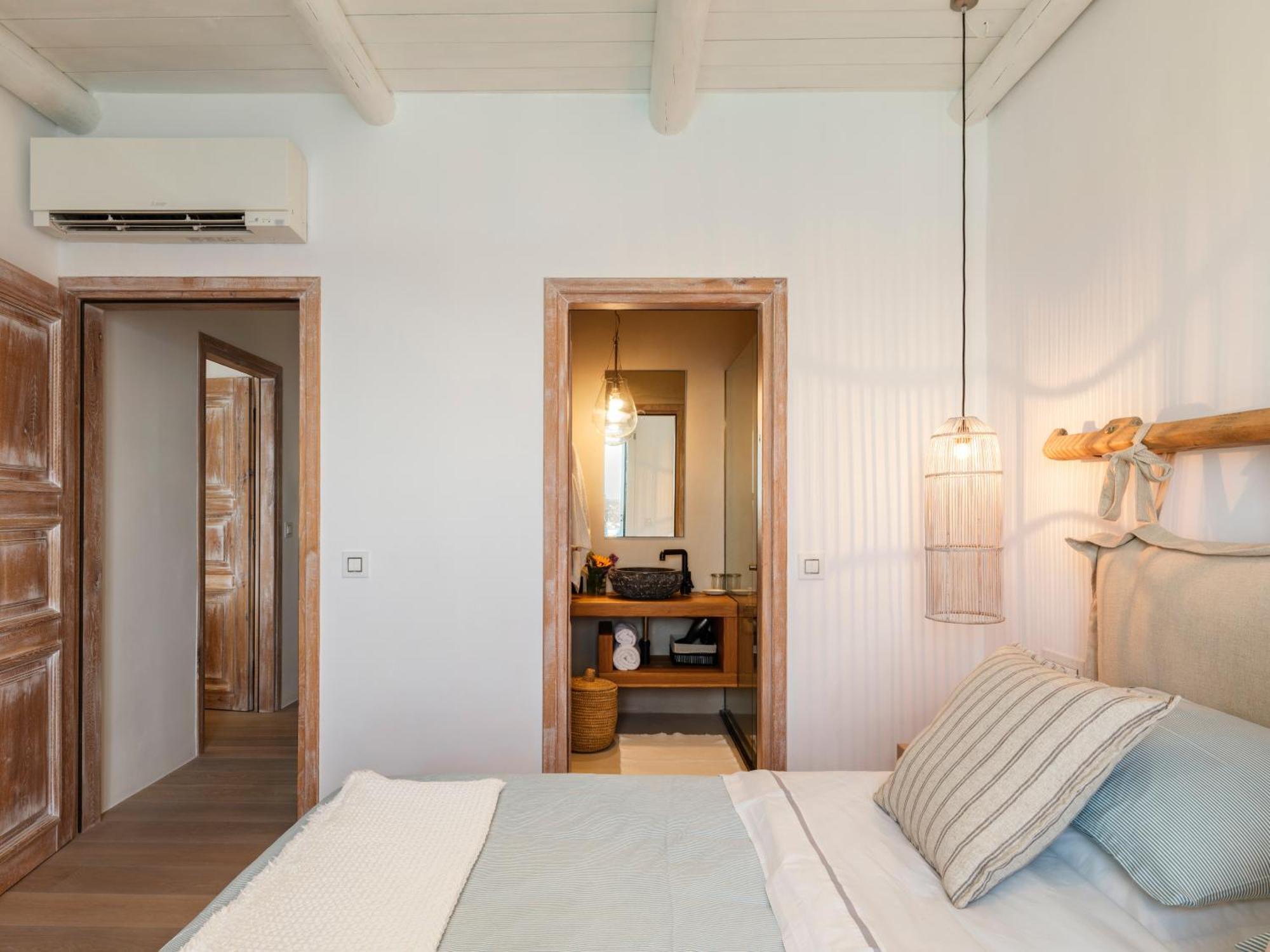 V&V Guest House - Luxury Suites Ornos  Exterior photo