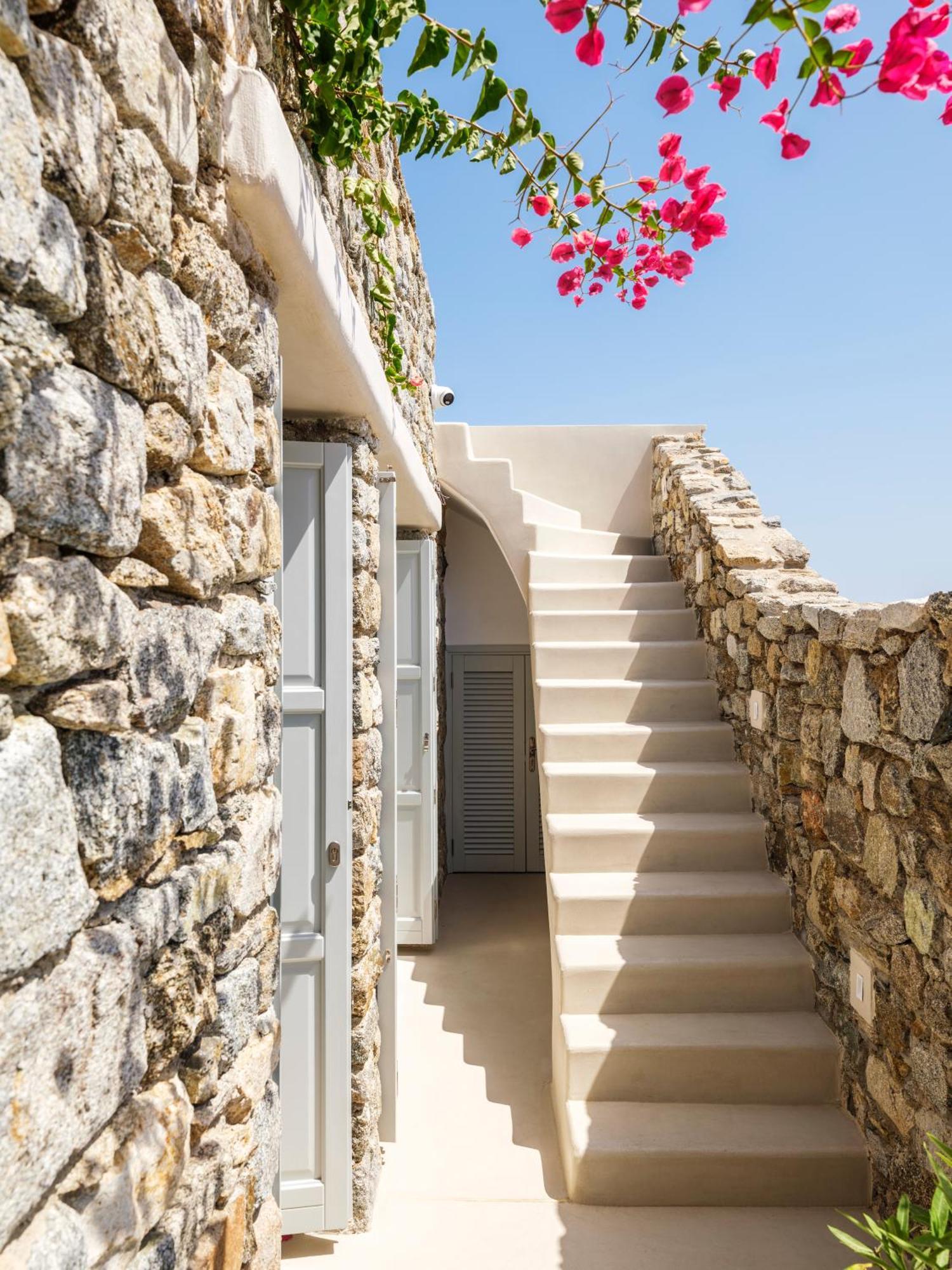 V&V Guest House - Luxury Suites Ornos  Exterior photo